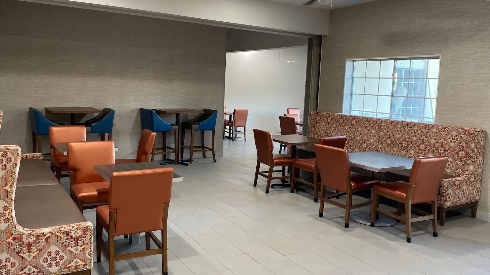 Breakfast-Dining Sitting Area